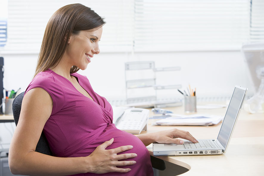 pregnant woman searching online