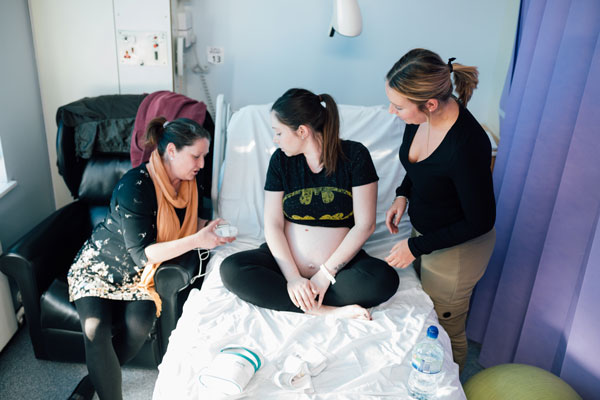 preganant woman with doula in hospital