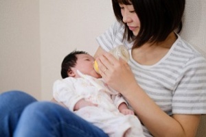 introducing bottle to newborn