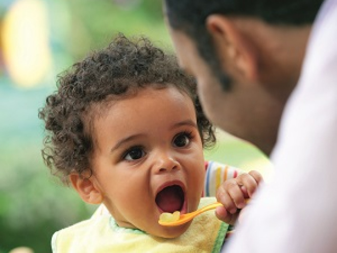 New study says that it's safe to skip the spoon and let babies