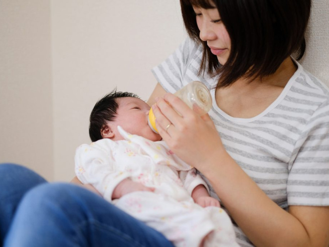 Cup Feeding to Supplement a Breastfed Baby