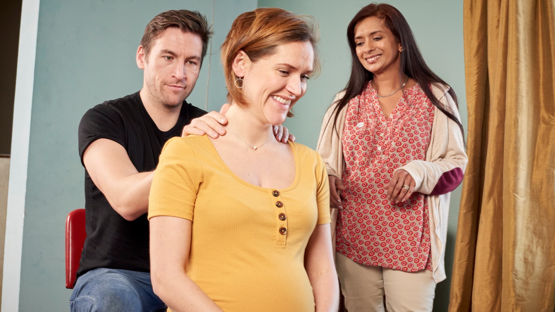 An antenatal course leader teaching